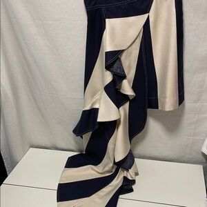 Elegant Neiman Marcus Navy and Cream Ruffled Skirt CALVINKLEIN205W39NYC SZ 40/4